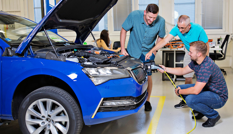Škoda schult Mitarbeiter zu Elektromobilität
